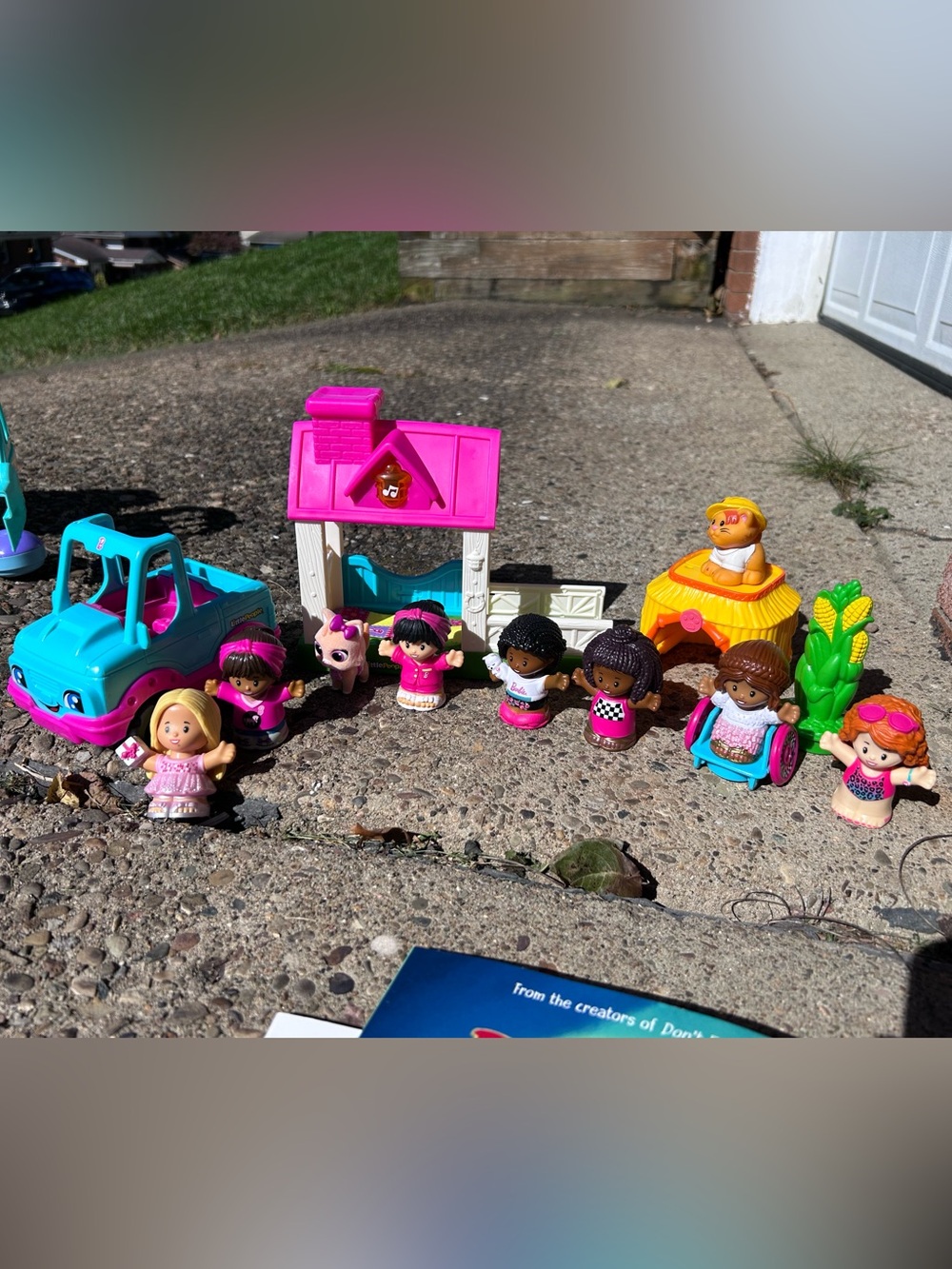 Barbie Little People horse stable with extra Barbie Figures
